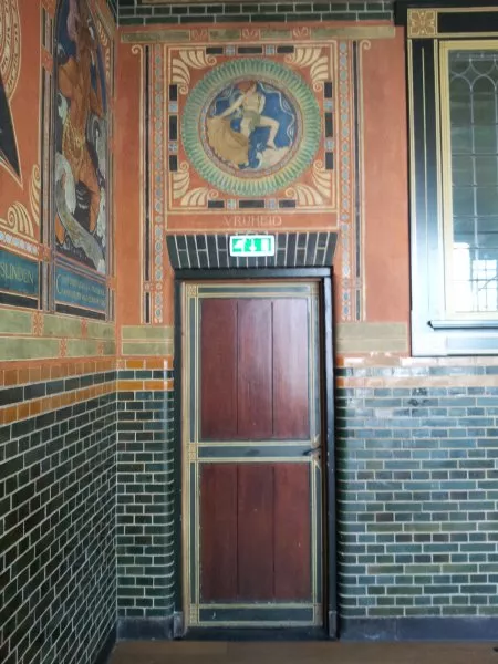 Afbeelding uit: september 2011. Een deur in de bondsraadzaal, met erboven een schildering over Vrijheid, van R.N. Roland Holst. Boven andere deuren zijn Gelijkheid en Broederschap uitgebeeld.