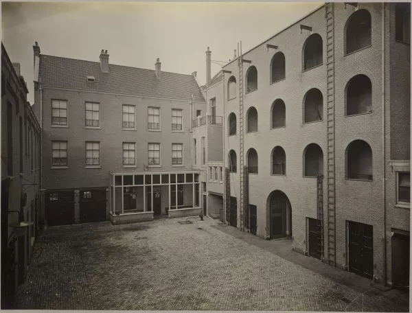Afbeelding uit: Circa 1910. Binnenplaats, met rechts een oefenhuis.