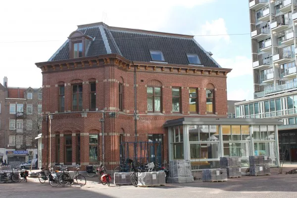 Afbeelding uit: maart 2014. Achterzijde in maart 2014, na de verbouwing tot grand café. De serre is ontworpen door Sjoerd Soeters, evenals die aan de voorkant.