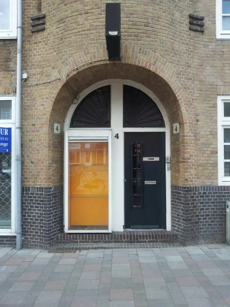 Afbeelding uit: juli 2014. Portiek in de Rijnstraat.