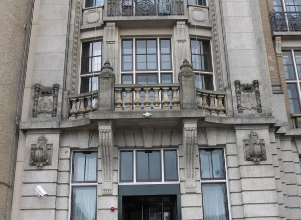 Afbeelding uit: juli 2014. Balkon en allerlei ornamenten gerelateerd aan de Lloyd bij de ingang links aan de Prins Hendrikkade.