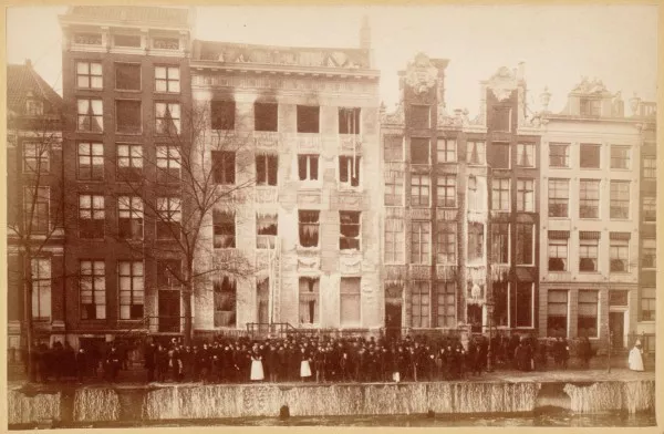 Afbeelding uit: januari 1888. Een menigte staat voor het uitgebrande huis, de eerste versie van Salm. De gevel is bedekt met bevroren bluswater.