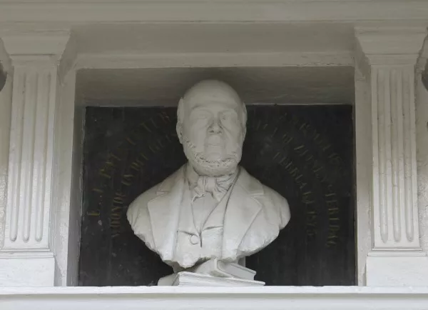 Afbeelding uit: maart 2015. De buste van Potgieter. De tekst op de plaquette luidt "E.J. Potgieter woonde in dit huis, van 12 Mei 1855 tot op zijnen sterfdag 3 Februari 1875".