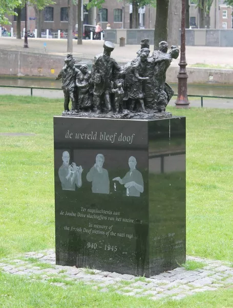 Afbeelding uit: juni 2015. Dit monument ter nagedachtenis aan Joodse dove slachtoffers van het naziregime staat sinds 2010 tegenover de school. Beeld: Truus Menger-Oversteegen; tekeningen: Bart Koolen.