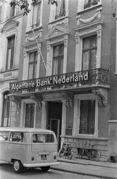 Afbeelding uit: juli 1970. Het gebouw heeft ook als kantoor gediend. Het is nu weer een woonhuis.