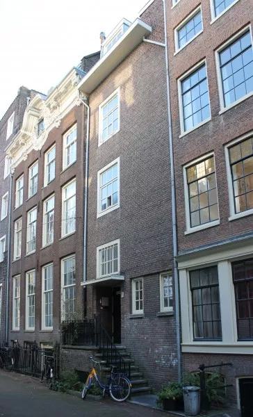 Afbeelding uit: oktober 2016. Roomolenstraat. Het pand met de trap werd ook door Moen ontworpen. Het dient vooral als trappenhuis voor het gebouwencomplex. 
Links de 18e-eeuwse rijksmonumentale gevel.