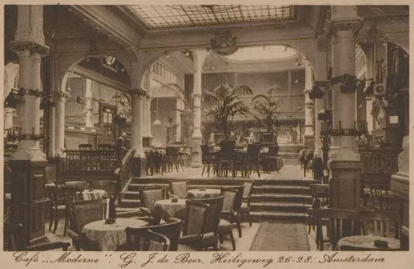 Afbeelding uit: circa 1920. Interieur van café Moderne, rond 1920.
Bron afbeelding: SAA, bestand PBKD00352000006.