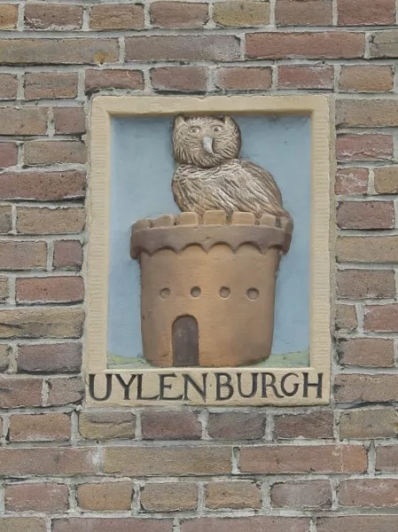 Afbeelding uit: juni 2017. Gevelsteen Uylenburgh (gevel Oudeschans). Getoond wordt een uil op een burcht. Uilenburg is de naam van het in 1595 aangeplempte eiland. De steen is afkomstig van een huis in de verdwenen Uilenburgerstraat.