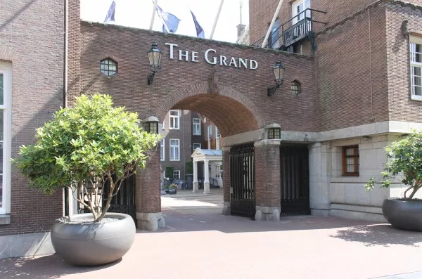 Afbeelding uit: juli 2017. De poort naar de binnenplaats met de ingang van het complex. Het beeldje boven de poort stelt Gijsbrecht van Amstel voor.
