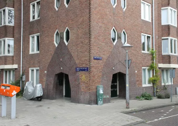 Afbeelding uit: augustus 2017. Jozef Israëlskade, links de Tweede Van der Helststraat. Met een antiek model GEB-kabelkast (splitskast model G, ontworpen door P.L. Marnette).