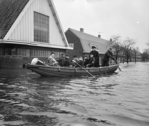 Afbeelding uit: januari 1960. Enkele dagen na de dijkdoorbraak van 14 januari 1960 konden bewoners per roeiboot spullen ophalen in hun ondergelopen woningen.