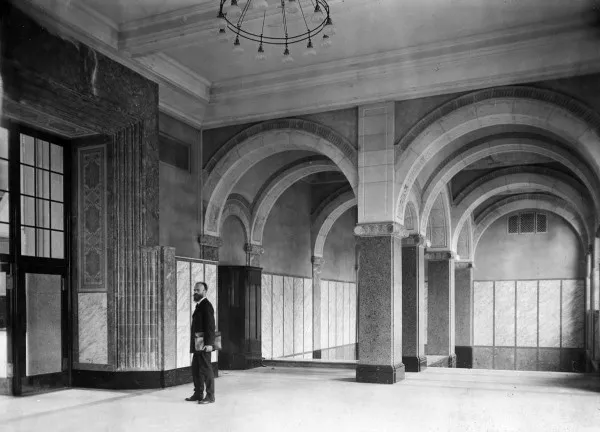 Afbeelding uit: 1913. Architect Cuypers in de vestibule.