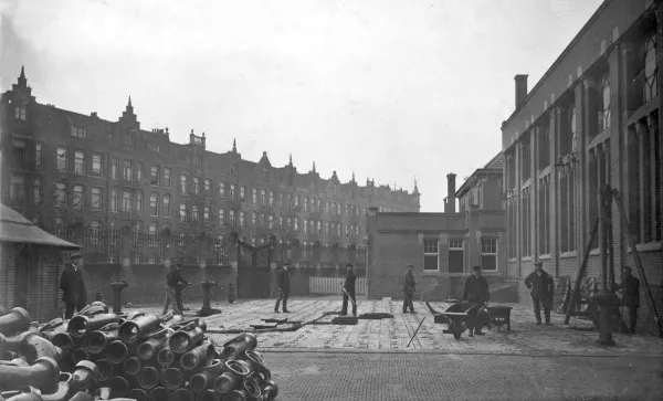 Afbeelding uit: 1914. De achterkant, aan de Borneostraat.