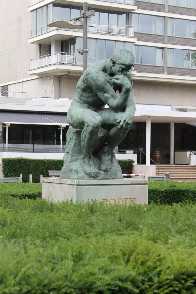 Afbeelding uit: juni 2018. In het plantsoen voor het hotel staat sinds ca. 2010 een afgietsel van het bekende beeld Le penseur (De denker) van Auguste Rodin. Het stelt de dichter Dante voor, peinzend voor de poorten van de hel. Het is een gift of bruikleen van makelaar Cor van Zadelhoff.