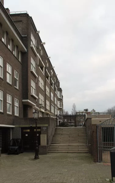 Afbeelding uit: januari 2019. De opgang naar het terras vanaf de Pieter Lastmankade.