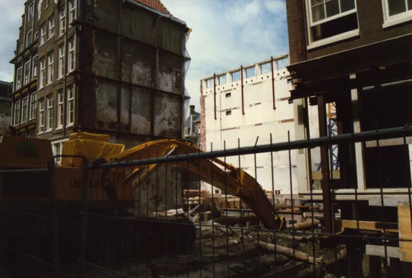 Afbeelding uit: 1988. Tijdens de bouw van het SAS-hotel. De lichte wand op de achtergrond is de oude kerkgevel aan de Spinhuissteeg.