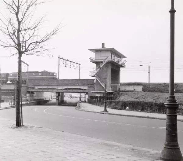 Afbeelding uit: november 1958. Het al lang verdwenen seinhuis, op de zuidelijke punt van het terrein bij het viaduct.
Bron afbeelding: SAA, bestand 010122043583.