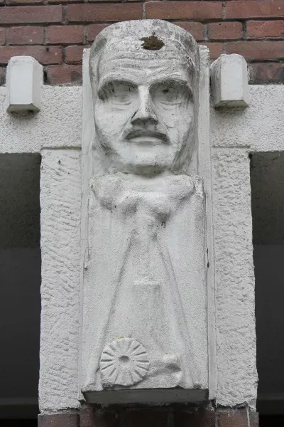Afbeelding uit: augustus 2020. M.E.H. Tjaden (1881-1943), directeur van het Bouw- en Woningtoezicht. Uitgebeeld met een stoommachine (de molensteen verving bij een restauratie twee tandwielen).