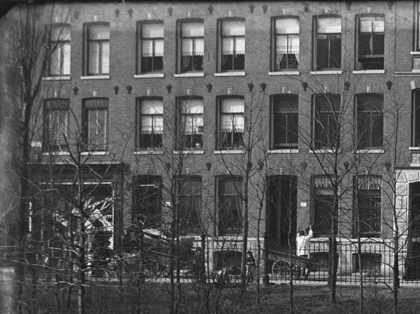 Afbeelding uit: 1894. Oorspronkelijke situatie, gezien vanuit het park. Uiterst links het winkelpand op de hoek met de Van der Helststraat, daarnaast nummer 1 en 3. (uitsnede)