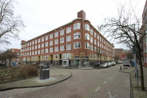 Afbeelding uit: februari 2021. Links Tugelaweg, rechts Christiaan de Wetstraat.