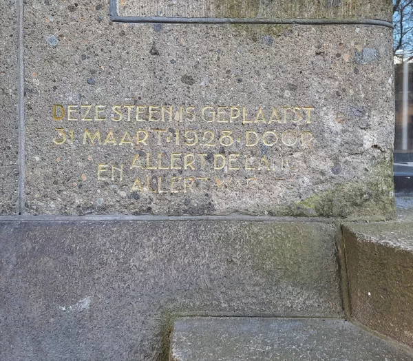 Afbeelding uit: april 2021. "Deze steen is geplaatst
31 maart 1928 door
Allert de Lange
en
Allert Warners"