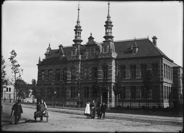 Afbeelding uit: 1892. De gevel aan de Roetersstraat.