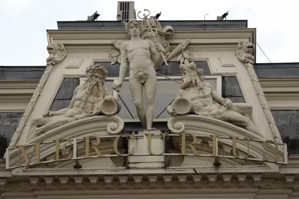 Afbeelding uit: januari 2022. Prins Hendrikkade, beeldengroep met in het midden Mercurius. Achter hem verscholen een schild met het jaartal 1883. De liggende figuren symboliseren Amstel en IJ.