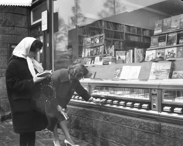 Afbeelding uit: februari 1960. Op Krusemanstraat 5 zat vanaf 1925 tot in de jaren 1960 een boekhandel, in 1960 onder de naam Lyceum Boekhandel. Je kon er pocketboeken uit een automaat kopen, voor ƒ 3,-.