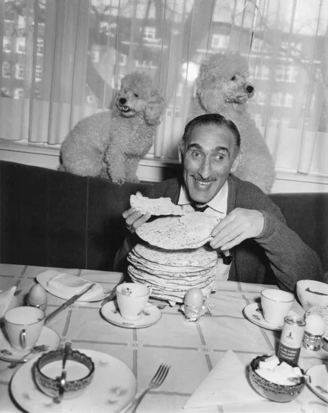 Afbeelding uit: januari 1963. Max Tailleur aan het ontbijt in zijn benedenwoning, na zijn terugkeer uit het ziekenhuis waar hij met maagklachten was opgenomen.
