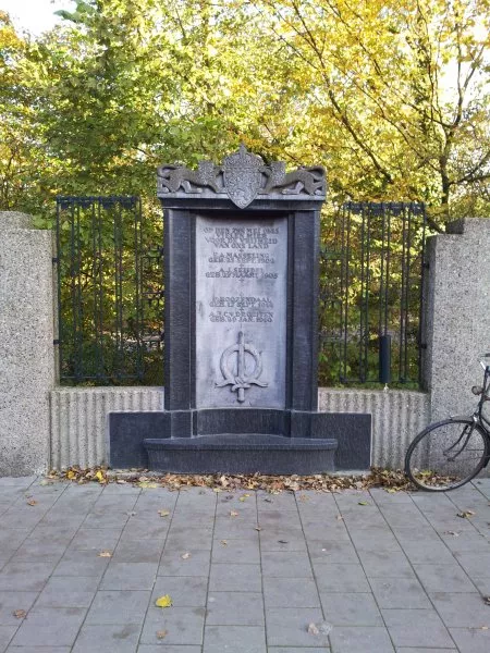 Afbeelding uit: november 2011. Deze gedenksteen herinnert aan vier gefusilleerde verzetsstrijders. Het ontwerp is van F. Jantzen. Het monument werd in 1946 onthuld.