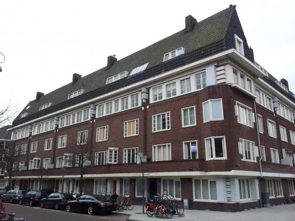 Afbeelding uit: februari 2012. Hoek Haringvlietstraat (rechts).