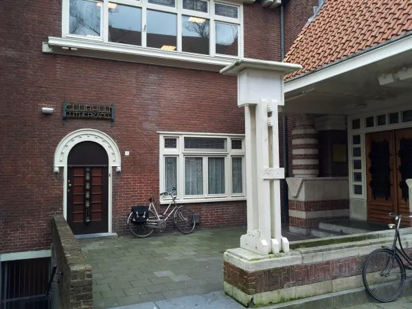 Afbeelding uit: maart 2012. Ingang van het clubhuis aan de Gerrit van der Veenstraat. Rechts de achteringang van de kapel.