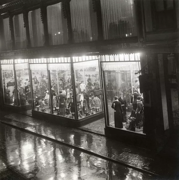 Afbeelding uit: 1915. Etalage aan de Kalverstraat in 1915.