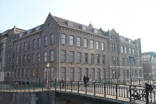 Afbeelding uit: maart 2012. Op de voorgrond brug 93, de Pieter Goemansbrug, over de Leidsegracht. Goemans (1925-2000) was de schrijver van "Aan de Amsterdamse grachten".