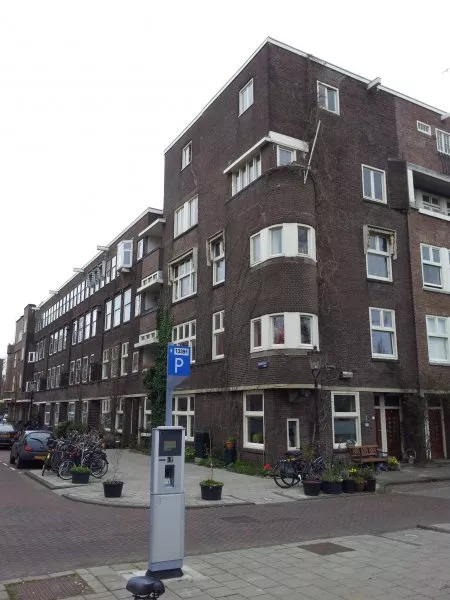 Afbeelding uit: maart 2012. Okeghemstraat hoek Lastmankade (rechts).