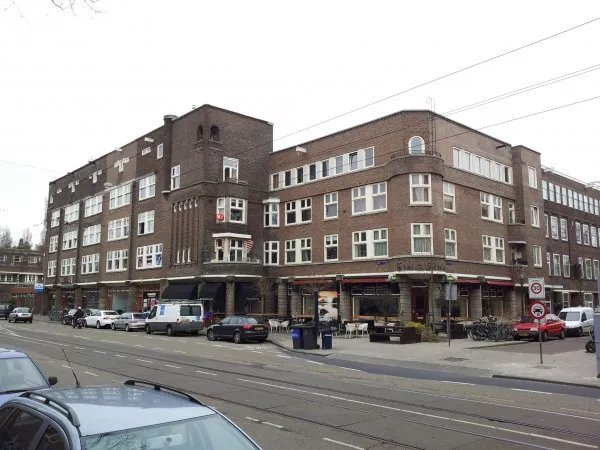 Afbeelding uit: maart 2012. Cornelis Krusemanstraat, hoek Okeghemstraat (rechts).
