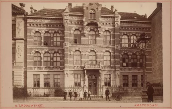 Afbeelding uit: Circa 1890. De school in oorspronkelijke toestand.