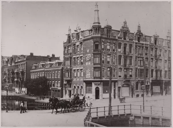 Afbeelding uit: Circa 1898. Hoek Overtoom, die destijds nog niet gedempt was. Het blok had toen nog de hoektorens en versierde geveltoppen.