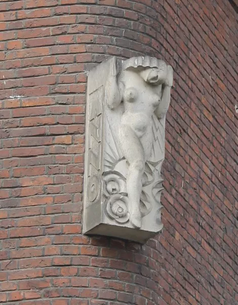 Afbeelding uit: februari 2013. Ornament op de hoek met de Oostersekade. Anno 1927, staat er op de zijkanten.