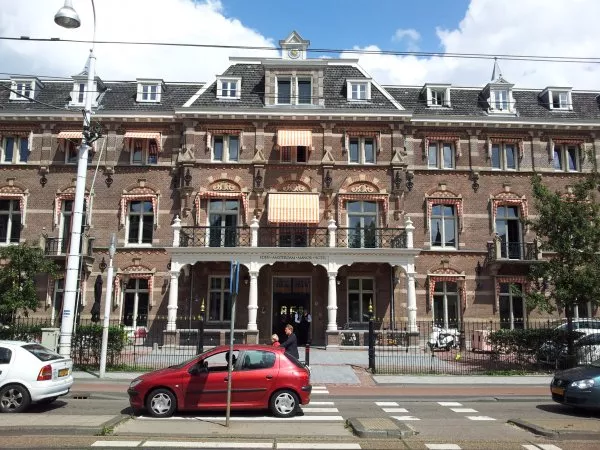 Afbeelding uit: juli 2011. Burgerziekenhuis, Linnaeusstraat.