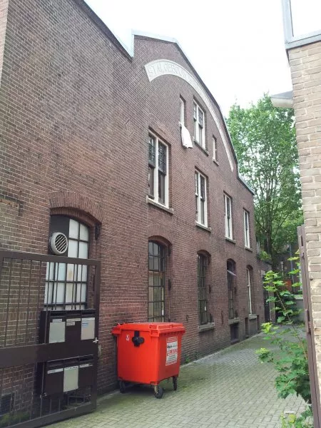 Afbeelding uit: juli 2011. De tekst in de boog luidt: Stalgebouw v/d brouwerij "De Amstel".