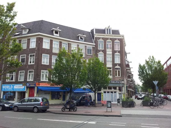 Afbeelding uit: juli 2011. Rechts de Tweede Oosterparkstraat, links de Beukenweg. Het huis aan de Oosterparkstraat dateert uit 1895.