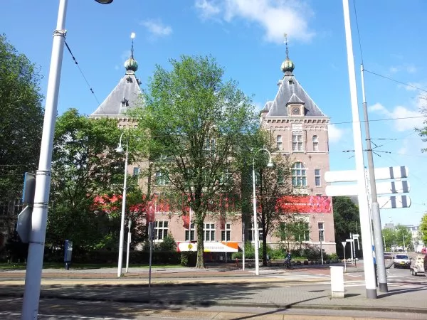 Afbeelding uit: juli 2011. Zijvleugel aan de Linnaeusstraat, met het museum.