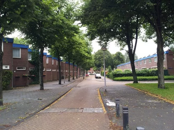 Afbeelding uit: juli 2011. Andries Snoekstraat 63-97. Rechts de achterzijde van woningen aan het Adam van Germezhof.