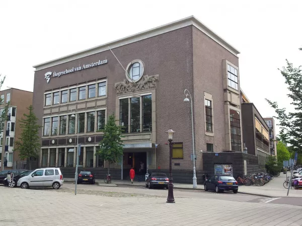 Afbeelding uit: juli 2011. Kantoorgebouw Amstelbrouwerij, Mauritskade (1928).