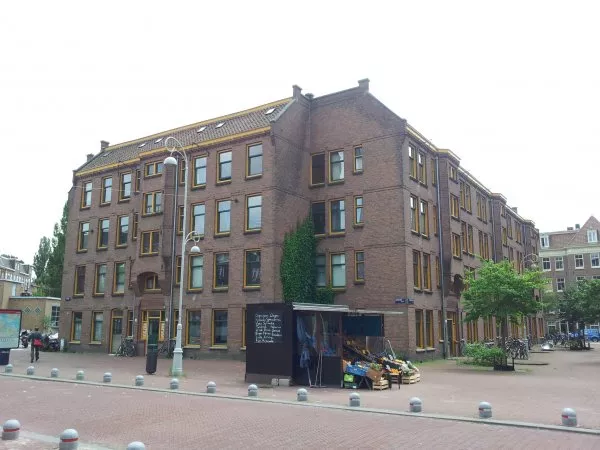 Afbeelding uit: juli 2011. Javaplein, rechts de Langkatstraat.