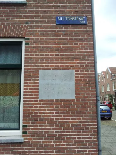Afbeelding uit: juli 2011. Billitonstraat. Op de plaquette staat "Vereeniging Bouwmaatschappij tot Verkrijging van Eigen Woningen 1912-1913".