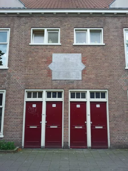 Afbeelding uit: juli 2011. De gedenksteen in de gevel aan Zeeburgerdijk werd in 1921 aangebracht ter gelegenheid van het tienjarig bestaan van woningbouwvereniging Eigen Haard in 1919.
Een van de op de steen genoemde leden van de Commissie van Advies is M.E. Leliman-Bosch, de echtgenote van de architect.