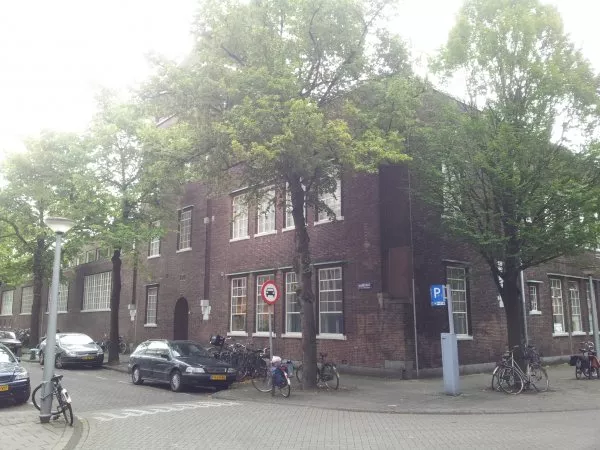 Afbeelding uit: juli 2011. Waverstraat hoek Kromme-Mijdrechtstraat (rechts).