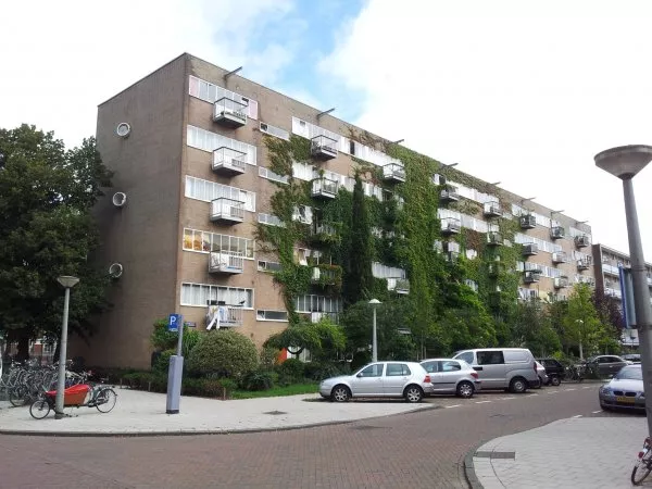 Afbeelding uit: juli 2011. Hoek Zomerdijkstraat-Kinderdijkstraat.